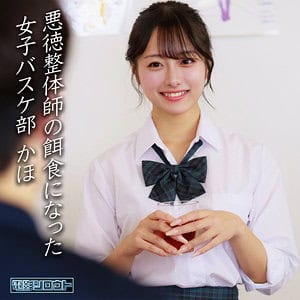 白いブラウス姿の女性がコップを両手で持って笑い、手前に座る男性と向き合う