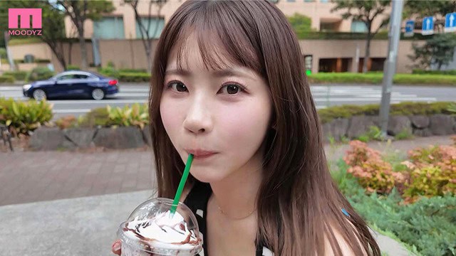 屋外でドリンクを持った葵いぶきがストローをくわえる