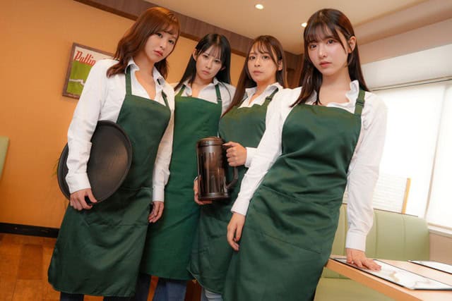 白シャツに緑のエプロン姿の女性4人が店内で並び、1人がテーブルに手をつく