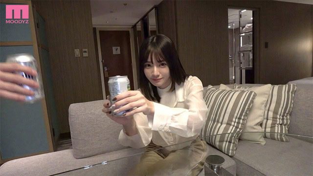 宮下玲奈がホテルのソファに座り、缶を差し出す