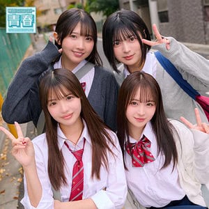制服姿の仲良し4人組が屋外で並び、全員でカメラに向かってピースする