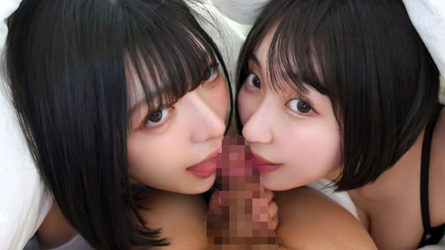 裸のるかとゆみが男性器を挟むように顔を寄せ、舌を出して舐めながら上目でこちらを見る