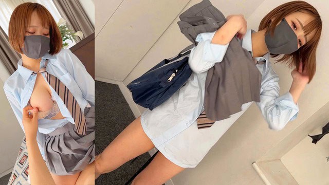 RIHOがシャツを開いて胸元を見せ、別カットでマスクを着けたままスカートを脱いで立つ